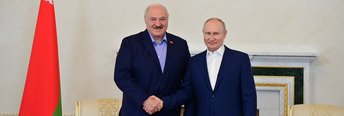 Alexander Lukaschenko schüttelt Wladimir Putin die Hand